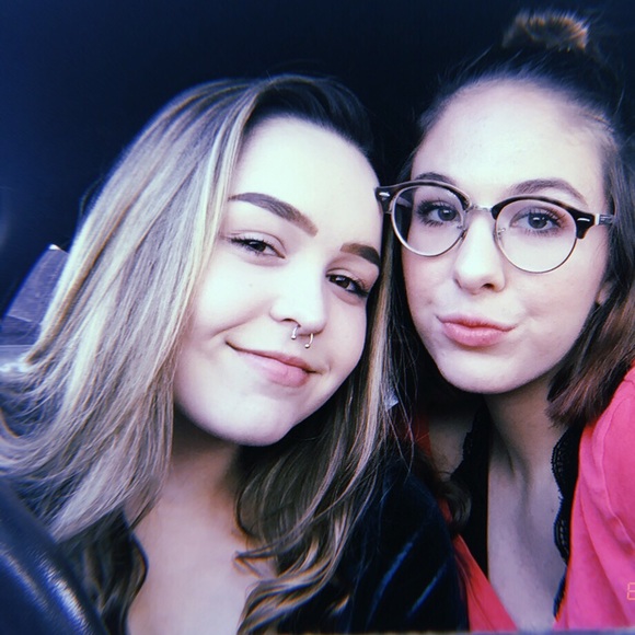 Meet your Posher, Olivia - Picture 1 of 3